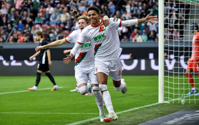 04 10 2025, xemx, Fussball 1 Bundesliga, FC Augsburg VfL Wolfsburg v l Noahkai Banks FC Augsburg Jubel, Torjubel, celebrate the goal, jubelt ueber das Tor zum 1 0 DFL DFB REGULATIONS PROHIBIT ANY USE OF PHOTOGRAPHS as IMAGE SEQUENCES and or QUASI VIDEO Augsburg