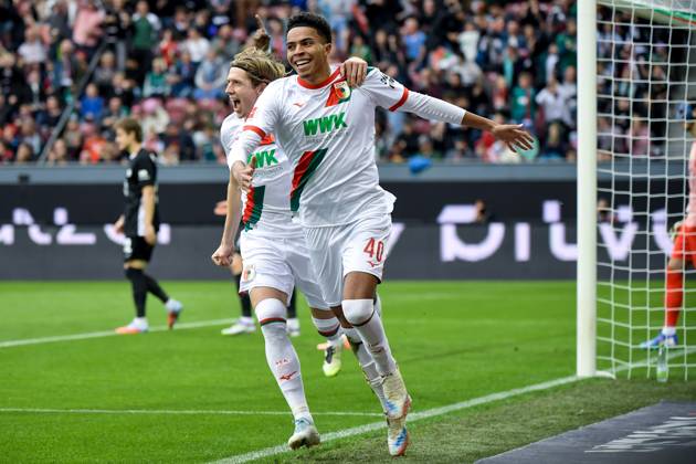 04 10 2025, xemx, Fussball 1 Bundesliga, FC Augsburg VfL Wolfsburg v l Noahkai Banks FC Augsburg Jubel, Torjubel, celebrate the goal, jubelt ueber das Tor zum 1 0 DFL DFB REGULATIONS PROHIBIT ANY USE OF PHOTOGRAPHS as IMAGE SEQUENCES and or QUASI VIDEO Augsburg