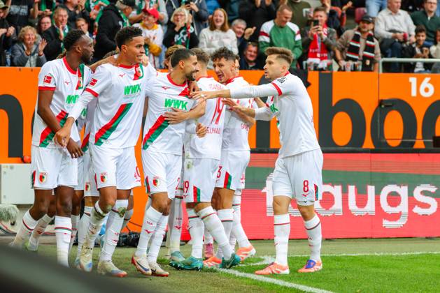 Team FC Augsburg Goal for 1 0 at the match between FC Augsburg v VfL Wolfsburg, Football, Men, Bundesliga, 2025 2026, Matchday 6 on 04 10 2025 in Augsburg, WWK Arena DFL and DFB regulations prohibit any use of photographs as image sequences and or quasi video Bayern Germany