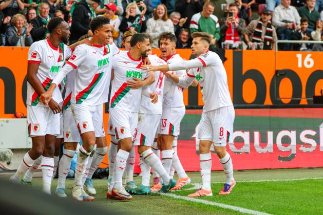 Team FC Augsburg Goal for 1 0 at the match between FC Augsburg v VfL Wolfsburg, Football, Men, Bundesliga, 2025 2026, Matchday 6 on 04 10 2025 in Augsburg, WWK Arena DFL and DFB regulations prohibit any use of photographs as image sequences and or quasi video Bayern Germany