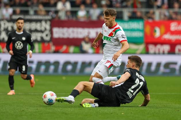 in duel, action, with Robin Fellhauer 19 FC Augsburg , Joakim Maehle 21 VfL Wolfsburg , FC Augsburg vs VfL Wolfsburg, Soccer, 1 Bundesliga, 6 Matchday, 04 10 2025 DFB regulations prohibit any use of photographs as image sequences and or quasi video Augsburg Bayern Germany Copyright: xkolbert-press ChristianxKolbertx
