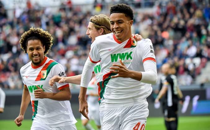 04 10 2025, xemx, Fussball 1 Bundesliga, FC Augsburg VfL Wolfsburg v l Noahkai Banks FC Augsburg Jubel, Torjubel, celebrate the goal, jubelt ueber das Tor zum 1 0 DFL DFB REGULATIONS PROHIBIT ANY USE OF PHOTOGRAPHS as IMAGE SEQUENCES and or QUASI VIDEO Augsburg