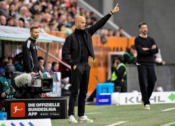 04 10 2025, xemx, Soccer 1 Bundesliga, FC Augsburg VfL Wolfsburg v l Head Coach Paul Simonis VfL Wolfsburg gives instructions, gesticulates with arms, gesticulates, gives instructions DFL DFB REGULATIONS PROHIBIT ANY USE OF PHOTOGRAPHS as IMAGE SEQUENCES and or QUASI VIDEO Augsburg