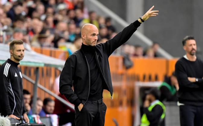 04 10 2025, xemx, Soccer 1 Bundesliga, FC Augsburg VfL Wolfsburg v l Head Coach Paul Simonis VfL Wolfsburg gives instructions, gesticulates with arms, gesticulates, gives instructions DFL DFB REGULATIONS PROHIBIT ANY USE OF PHOTOGRAPHS as IMAGE SEQUENCES and or QUASI VIDEO Augsburg