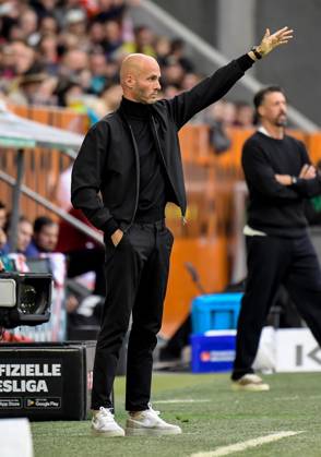 04 10 2025, xemx, Soccer 1 Bundesliga, FC Augsburg VfL Wolfsburg v l Head Coach Paul Simonis VfL Wolfsburg gives instructions, gesticulates with arms, gesticulates, gives instructions DFL DFB REGULATIONS PROHIBIT ANY USE OF PHOTOGRAPHS as IMAGE SEQUENCES and or QUASI VIDEO Augsburg