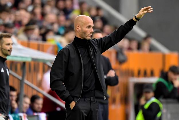 04 10 2025, xemx, Soccer 1 Bundesliga, FC Augsburg VfL Wolfsburg v l Head Coach Paul Simonis VfL Wolfsburg gives instructions, gesticulates with arms, gesticulates, gives instructions DFL DFB REGULATIONS PROHIBIT ANY USE OF PHOTOGRAPHS as IMAGE SEQUENCES and or QUASI VIDEO Augsburg