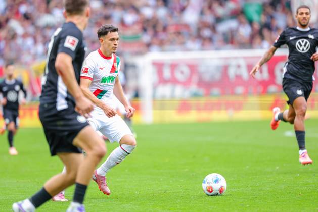Fabian Rieder 32, FC Augsburg at the match between FC Augsburg v VfL Wolfsburg, Soccer, Men, Bundesliga, 2025 2026, Matchday 6 on 04 10 2025 in Augsburg, WWK Arena DFL and DFB regulations prohibit any use of photographs as image sequences and or quasi video Bayern Germany