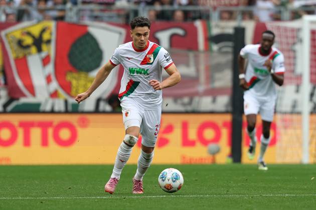 Fabian Rieder 32 FC Augsburg , FC Augsburg vs VfL Wolfsburg, Soccer, 1 Bundesliga, 6 Matchday, 04 10 2025 DFB regulations prohibit any use of photographs as image sequences and or quasi video Augsburg Bayern Germany Copyright: xkolbert-press ChristianxKolbertx