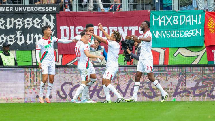 Team FC Augsburg Goal for 2 0 at the match between FC Augsburg v VfL Wolfsburg, Football, Men, Bundesliga, 2025 2026, Matchday 6 on 04 10 2025 in Augsburg, WWK Arena DFL and DFB regulations prohibit any use of photographs as image sequences and or quasi video Bayern Germany