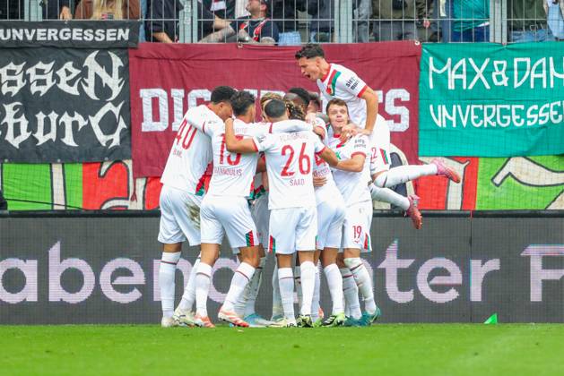 Team FC Augsburg Goal for 2 0 at the match between FC Augsburg v VfL Wolfsburg, Football, Men, Bundesliga, 2025 2026, Matchday 6 on 04 10 2025 in Augsburg, WWK Arena DFL and DFB regulations prohibit any use of photographs as image sequences and or quasi video Bayern Germany