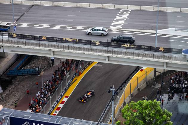 F1 - SINGAPORE GRAND PRIX 2025 01 VERSTAPPEN Max (nld), Red Bull Racing RB21, action during the 2025 Formula 1 Singapore Grand Prix, 18th round of the 2025 FIA Formula One World Championship, WM, Weltmeisterschaft from October 3 to 5, 2025 on the Marina Bay Street Circuit, in Singapore - SingaporeSingapore Copyright: xFLORENTxGOODENx