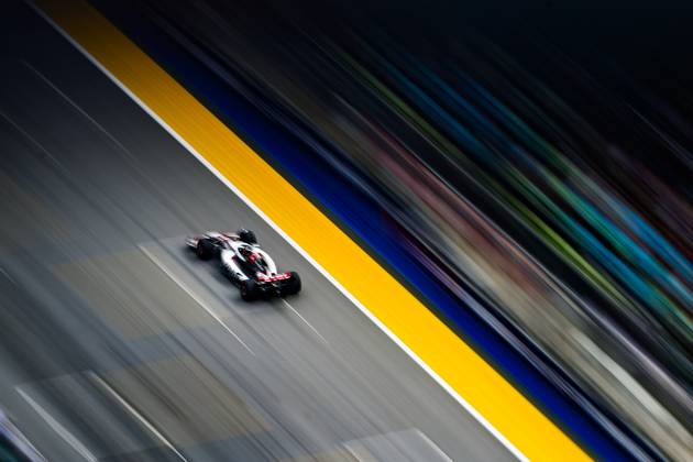 F1 - SINGAPORE GRAND PRIX 2025 31 OCON Esteban (fra), Haas F1 Team VF-25 Ferrari, action during the 2025 Formula 1 Singapore Grand Prix, 18th round of the 2025 FIA Formula One World Championship, WM, Weltmeisterschaft from October 3 to 5, 2025 on the Marina Bay Street Circuit, in Singapore - SingaporeSingapore  Copyright: xFLORENTxGOODENx
