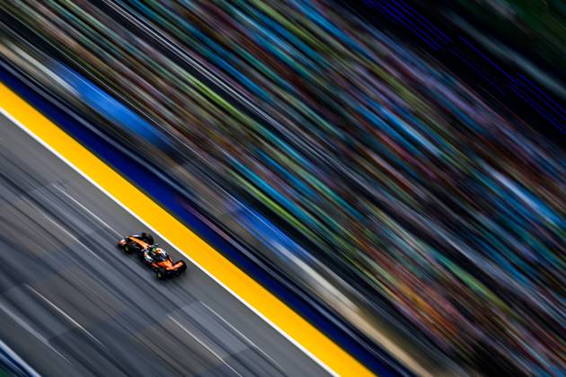 F1 - SINGAPORE GRAND PRIX 2025 04 NORRIS Lando (gbr), McLaren F1 Team MCL39, action during the 2025 Formula 1 Singapore Grand Prix, 18th round of the 2025 FIA Formula One World Championship, WM, Weltmeisterschaft from October 3 to 5, 2025 on the Marina Bay Street Circuit, in Singapore - SingaporeSingapore  Copyright: xFLORENTxGOODENx