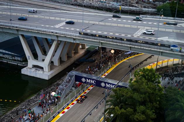 F1 - SINGAPORE GRAND PRIX 2025 01 VERSTAPPEN Max (nld), Red Bull Racing RB21, action during the 2025 Formula 1 Singapore Grand Prix, 18th round of the 2025 FIA Formula One World Championship, WM, Weltmeisterschaft from October 3 to 5, 2025 on the Marina Bay Street Circuit, in Singapore - SingaporeSingapore Copyright: xFLORENTxGOODENx