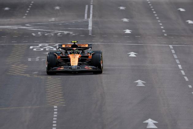F1 - SINGAPORE GRAND PRIX 2025 04 NORRIS Lando (gbr), McLaren F1 Team MCL39, action during the 2025 Formula 1 Singapore Grand Prix, 18th round of the 2025 FIA Formula One World Championship, WM, Weltmeisterschaft from October 3 to 5, 2025 on the Marina Bay Street Circuit, in Singapore - SingaporeSingapore  Copyright: xEricxAlonsox