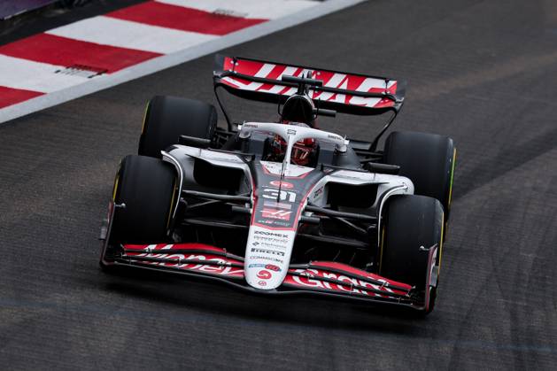 F1 - SINGAPORE GRAND PRIX 2025 31 OCON Esteban (fra), Haas F1 Team VF-25 Ferrari, action during the 2025 Formula 1 Singapore Grand Prix, 18th round of the 2025 FIA Formula One World Championship, WM, Weltmeisterschaft from October 3 to 5, 2025 on the Marina Bay Street Circuit, in Singapore - SingaporeSingapore  Copyright: xEricxAlonsox