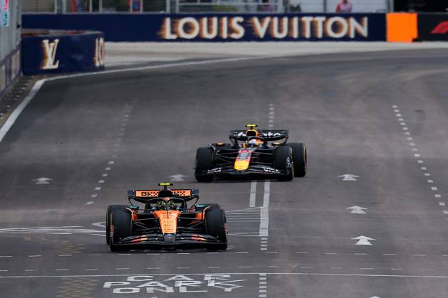 F1 - SINGAPORE GRAND PRIX 2025 04 NORRIS Lando (gbr), McLaren F1 Team MCL39, action during the 2025 Formula 1 Singapore Grand Prix, 18th round of the 2025 FIA Formula One World Championship, WM, Weltmeisterschaft from October 3 to 5, 2025 on the Marina Bay Street Circuit, in Singapore - SingaporeSingapore  Copyright: xEricxAlonsox