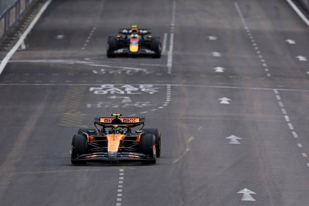 F1 - SINGAPORE GRAND PRIX 2025 04 NORRIS Lando (gbr), McLaren F1 Team MCL39, action during the 2025 Formula 1 Singapore Grand Prix, 18th round of the 2025 FIA Formula One World Championship, WM, Weltmeisterschaft from October 3 to 5, 2025 on the Marina Bay Street Circuit, in Singapore - SingaporeSingapore  Copyright: xEricxAlonsox