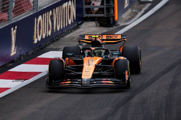 F1 - SINGAPORE GRAND PRIX 2025 04 NORRIS Lando (gbr), McLaren F1 Team MCL39, action during the 2025 Formula 1 Singapore Grand Prix, 18th round of the 2025 FIA Formula One World Championship, WM, Weltmeisterschaft from October 3 to 5, 2025 on the Marina Bay Street Circuit, in Singapore - SingaporeSingapore  Copyright: xEricxAlonsox