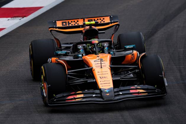 F1 - SINGAPORE GRAND PRIX 2025 04 NORRIS Lando (gbr), McLaren F1 Team MCL39, action during the 2025 Formula 1 Singapore Grand Prix, 18th round of the 2025 FIA Formula One World Championship, WM, Weltmeisterschaft from October 3 to 5, 2025 on the Marina Bay Street Circuit, in Singapore - SingaporeSingapore  Copyright: xEricxAlonsox