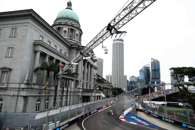 F1 - SINGAPORE GRAND PRIX 2025 16 LECLERC Charles (mco), Scuderia Ferrari SF-25, action during the 2025 Formula 1 Singapore Grand Prix, 18th round of the 2025 FIA Formula One World Championship, WM, Weltmeisterschaft from October 3 to 5, 2025 on the Marina Bay Street Circuit, in Singapore - SingaporeSingapore  Copyright: xEricxAlonsox