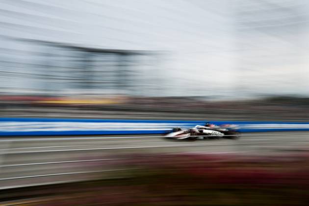 F1 - SINGAPORE GRAND PRIX 2025 31 OCON Esteban (fra), Haas F1 Team VF-25 Ferrari, action during the 2025 Formula 1 Singapore Grand Prix, 18th round of the 2025 FIA Formula One World Championship, WM, Weltmeisterschaft from October 3 to 5, 2025 on the Marina Bay Street Circuit, in Singapore - SingaporeSingapore  Copyright: xEricxAlonsox
