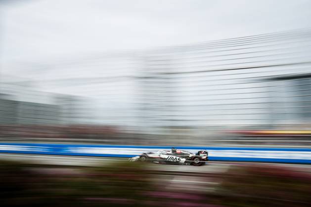F1 - SINGAPORE GRAND PRIX 2025 31 OCON Esteban (fra), Haas F1 Team VF-25 Ferrari, action during the 2025 Formula 1 Singapore Grand Prix, 18th round of the 2025 FIA Formula One World Championship, WM, Weltmeisterschaft from October 3 to 5, 2025 on the Marina Bay Street Circuit, in Singapore - SingaporeSingapore  Copyright: xEricxAlonsox