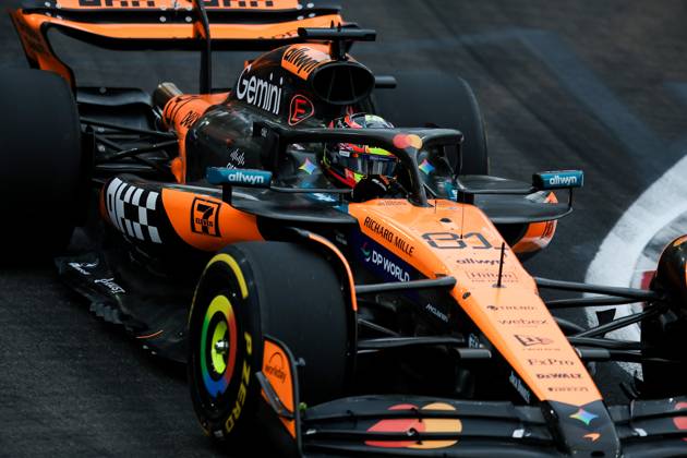 F1 - SINGAPORE GRAND PRIX 2025 81 PIASTRI Oscar (aus), McLaren F1 Team MCL39, action during the 2025 Formula 1 Singapore Grand Prix, 18th round of the 2025 FIA Formula One World Championship, WM, Weltmeisterschaft from October 3 to 5, 2025 on the Marina Bay Street Circuit, in Singapore - SingaporeSingapore Copyright: xEricxAlonsox