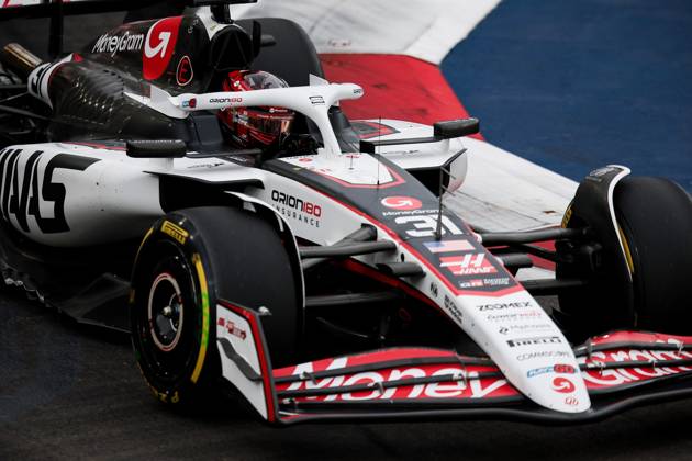 F1 - SINGAPORE GRAND PRIX 2025 31 OCON Esteban (fra), Haas F1 Team VF-25 Ferrari, action during the 2025 Formula 1 Singapore Grand Prix, 18th round of the 2025 FIA Formula One World Championship, WM, Weltmeisterschaft from October 3 to 5, 2025 on the Marina Bay Street Circuit, in Singapore - SingaporeSingapore  Copyright: xEricxAlonsox