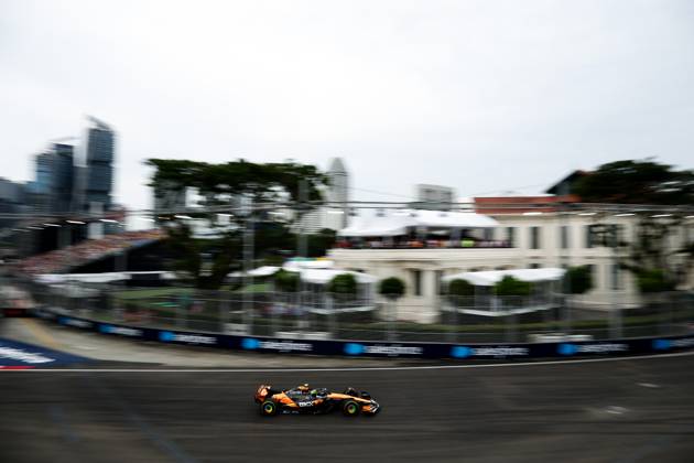 F1 - SINGAPORE GRAND PRIX 2025 04 NORRIS Lando (gbr), McLaren F1 Team MCL39, action during the 2025 Formula 1 Singapore Grand Prix, 18th round of the 2025 FIA Formula One World Championship, WM, Weltmeisterschaft from October 3 to 5, 2025 on the Marina Bay Street Circuit, in Singapore - SingaporeSingapore  Copyright: xEricxAlonsox