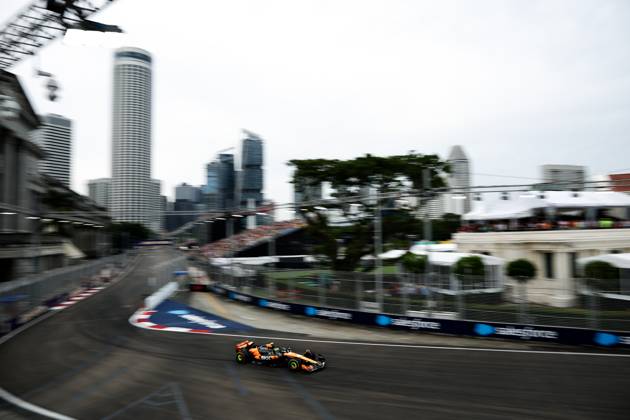 F1 - SINGAPORE GRAND PRIX 2025 04 NORRIS Lando (gbr), McLaren F1 Team MCL39, action during the 2025 Formula 1 Singapore Grand Prix, 18th round of the 2025 FIA Formula One World Championship, WM, Weltmeisterschaft from October 3 to 5, 2025 on the Marina Bay Street Circuit, in Singapore - SingaporeSingapore  Copyright: xEricxAlonsox