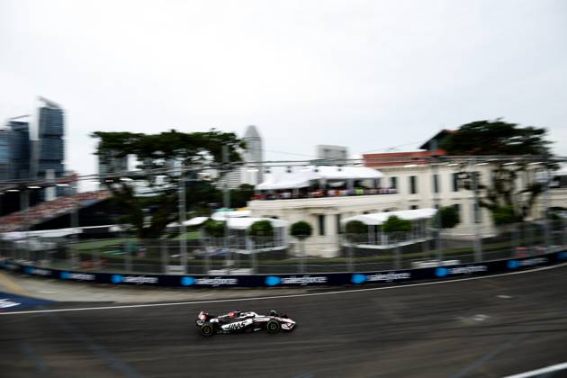 F1 - SINGAPORE GRAND PRIX 2025 31 OCON Esteban (fra), Haas F1 Team VF-25 Ferrari, action during the 2025 Formula 1 Singapore Grand Prix, 18th round of the 2025 FIA Formula One World Championship, WM, Weltmeisterschaft from October 3 to 5, 2025 on the Marina Bay Street Circuit, in Singapore - SingaporeSingapore  Copyright: xEricxAlonsox