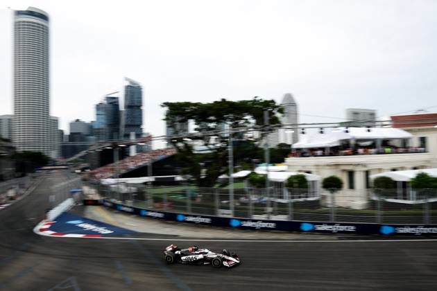 F1 - SINGAPORE GRAND PRIX 2025 31 OCON Esteban (fra), Haas F1 Team VF-25 Ferrari, action during the 2025 Formula 1 Singapore Grand Prix, 18th round of the 2025 FIA Formula One World Championship, WM, Weltmeisterschaft from October 3 to 5, 2025 on the Marina Bay Street Circuit, in Singapore - SingaporeSingapore  Copyright: xEricxAlonsox