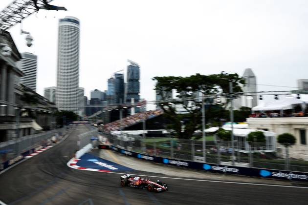 F1 - SINGAPORE GRAND PRIX 2025 16 LECLERC Charles (mco), Scuderia Ferrari SF-25, action during the 2025 Formula 1 Singapore Grand Prix, 18th round of the 2025 FIA Formula One World Championship, WM, Weltmeisterschaft from October 3 to 5, 2025 on the Marina Bay Street Circuit, in Singapore - SingaporeSingapore  Copyright: xEricxAlonsox