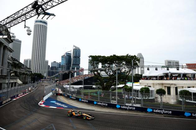 F1 - SINGAPORE GRAND PRIX 2025 04 NORRIS Lando (gbr), McLaren F1 Team MCL39, action during the 2025 Formula 1 Singapore Grand Prix, 18th round of the 2025 FIA Formula One World Championship, WM, Weltmeisterschaft from October 3 to 5, 2025 on the Marina Bay Street Circuit, in Singapore - SingaporeSingapore  Copyright: xEricxAlonsox