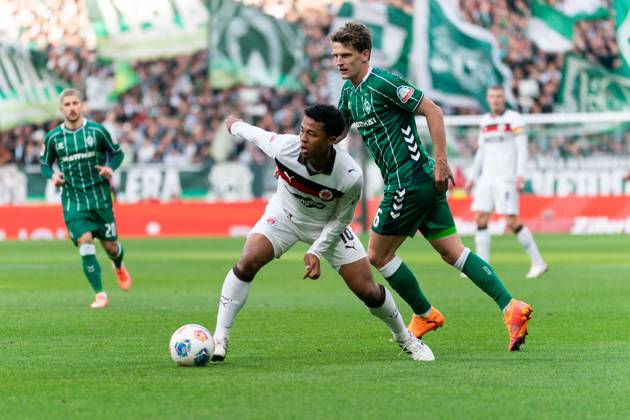 Joel Chima Fujita FC St Pauli, 16 dribbling against Jens Stage SV Werder Bremen, 06 , GER, SV Werder Bremen vs FC St Pauli, Football, Bundesliga, Matchday 6, Season 2025 2026, 04 10 2025 DFL REGULATIONS PROHIBIT ANY USE OF PHOTOGRAPHS AS IMAGE SEQUENCES AND OR QUASI VIDEO GER, SV Werder Bremen vs FC St Pauli, Football, Bundesliga, Matchday 6, Season 2025 2026, 04 10 2025 Bremen Copyright: xEibner-Pressefoto MaxxVincenx EP_MVN