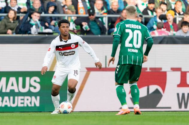 Joel Chima Fujita FC St Pauli, 16 dribbling against Romano Schmid SV Werder Bremen, 20 , GER, SV Werder Bremen vs FC St Pauli, Football, Bundesliga, Matchday 6, Season 2025 2026, 04 10 2025 DFL REGULATIONS PROHIBIT ANY USE OF PHOTOGRAPHS AS IMAGE SEQUENCES AND OR QUASI VIDEO GER, SV Werder Bremen vs FC St Pauli, Football, Bundesliga, Matchday 6, Season 2025 2026, 04 10 2025 Bremen Copyright: xEibner-Pressefoto MaxxVincenx EP_MVN
