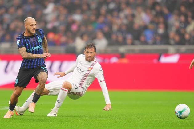 Inter MilanÕs Nicolo Barella fights for the ball with Cremonese s Franco Vazquez during the Serie A soccer match between Inter and Cremonese at the San Siro Stadium in Milan , north Italy - Saturday , October 4 , 2025. - Soccer .  Copyright: xSpada LaPressex