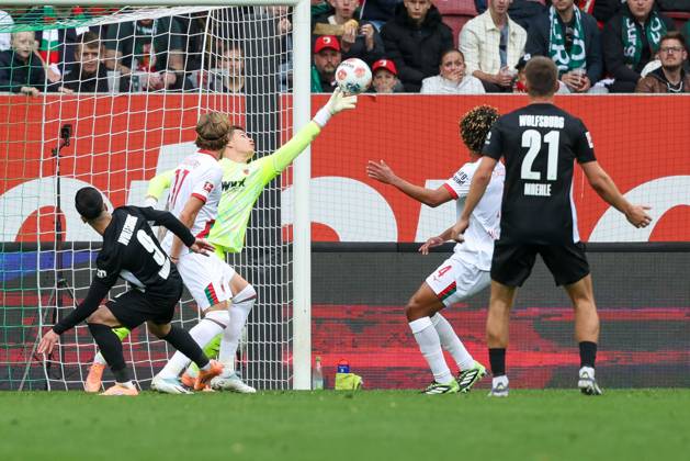 Goalkeeper action by Finn Dahmen 1 FC Augsburg , FC Augsburg vs VfL Wolfsburg, Soccer, 1 Bundesliga, Matchday 6, 04 10 2025 DFB regulations prohibit any use of photographs as image sequences and or quasi video Augsburg Bayern Germany Copyright: xkolbert-press MarcxMarasescux