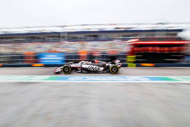 October 4, 2025, Singapore, Singapore: Esteban Ocon of France and the MoneyGram Haas F1 Team seen during the final practice at the F1 Grand Prix of Singapore at the Marina Bay Street Circuit. Singapore Singapore - ZUMAs197 20251004_aaa_s197_159 Copyright: xGeorgexHitchensx