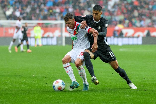 in duel, action, with Robin Fellhauer 19 FC Augsburg , Adam Daghim 11 VfL Wolfsburg , FC Augsburg vs VfL Wolfsburg, Football, 1 Bundesliga, 6 Matchday, 04 10 2025 DFB regulations prohibit any use of photographs as image sequences and or quasi video Augsburg Bayern Germany Copyright: xkolbert-press MarcxMarasescux
