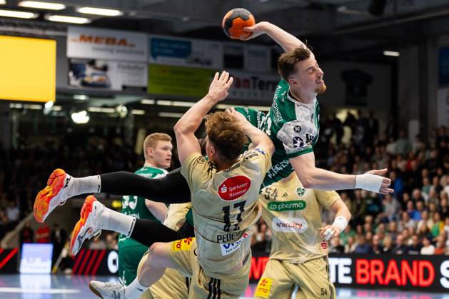 Erik PERSSON FRISCH AUF Goeppingen, 22 scores a goal, Action, Goal throw FRISCH AUF Goeppingen FAG vs TSV Hannover Burgdorf HAN , Handball, Men, Daikin Handball Bundesliga HBL , Matchday 7, Season 2025 2026, 04 10 2025 FRISCH AUF Goeppingen FAG vs TSV Hannover Burgdorf HAN , Handball, Men, Daikin Handball Bundesliga HBL , Matchday 7, Season 2025 2026, 04 10 2025 Goeppingen Copyright: xEibnerxPressefoto OliverxSchmidtx EP_OST