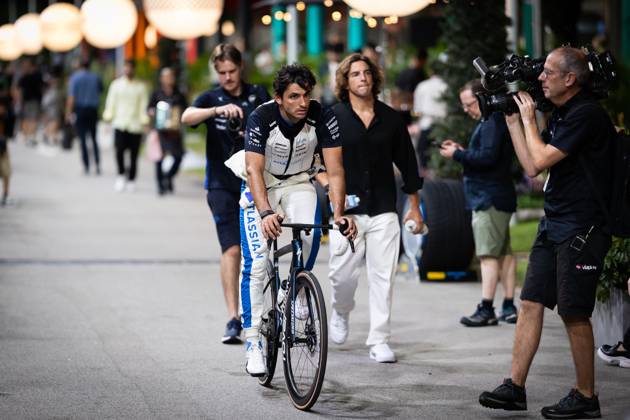 F1 - SINGAPORE GRAND PRIX 2025 SAINZ Carlos (spa), Williams Racing FW47, portrait during the 2025 Formula 1 Singapore Grand Prix, 18th round of the 2025 FIA Formula One World Championship, WM, Weltmeisterschaft from October 3 to 5, 2025 on the Marina Bay Street Circuit, in Singapore - SingaporeSingapore Copyright: xDPPIx