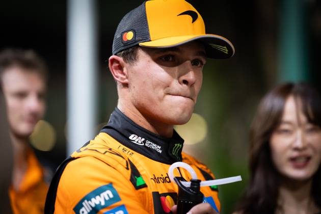 F1 - SINGAPORE GRAND PRIX 2025 NORRIS Lando (gbr), McLaren F1 Team MCL39, portrait during the 2025 Formula 1 Singapore Grand Prix, 18th round of the 2025 FIA Formula One World Championship, WM, Weltmeisterschaft from October 3 to 5, 2025 on the Marina Bay Street Circuit, in Singapore - SingaporeSingapore  Copyright: xDPPIx