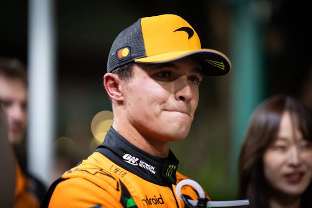F1 - SINGAPORE GRAND PRIX 2025 NORRIS Lando (gbr), McLaren F1 Team MCL39, portrait during the 2025 Formula 1 Singapore Grand Prix, 18th round of the 2025 FIA Formula One World Championship, WM, Weltmeisterschaft from October 3 to 5, 2025 on the Marina Bay Street Circuit, in Singapore - SingaporeSingapore  Copyright: xDPPIx