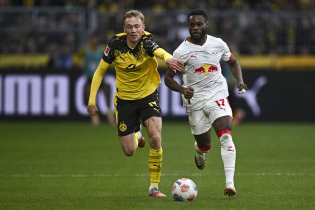 from left in duel Maximilian Beier Dortmund 14 Ridle Baku Leipzig 17 04 10 2025 Football Borussia Dortmund vs RB Leipzig, Signal Iduna Park, Dortmund, DFB DFL REGULATIONS PROHIBIT ANY USE OF PHOTOGRAPHS AS IMAGE SEQUENCES AND OR QUASI VIDEO Copyright: xpepphotox xHorstxMauelshagenx pep00321, pep_20251004_hm_156219