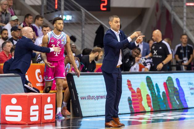 Marko Stankovic Telekom Baskets Bonn, Head Coach gives instructions, Alijah Comithier Telekom Baskets Bonn, 02 , Lionel˽Bosco Telekom Baskets Bonn, Assistant Coach Telekom Baskets Bonn vs EWE Baskets Oldenburg, Basketball, easy Credit BBL, 03 Matchday, 2025 2026, 04 10 2025 Telekom Baskets Bonn vs EWE Baskets Oldenburg, easy Credit BBL, 03 Matchday, 2025 2026, 04 10 2025 Bonn Copyright: xEibner-Pressefoto GerhardxWingenderx EP_GWR