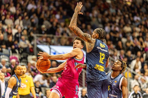 Grayson Murphy Telekom Baskets Bonn, 07 vs Michale Kyser EWE Baskets Oldenburg, 12 Telekom Baskets Bonn vs EWE Baskets Oldenburg, Basketball, easy Credit BBL, 03 Matchday, 2025 2026, 04 10 2025 Telekom Baskets Bonn vs EWE Baskets Oldenburg, easy Credit BBL, 03 Matchday, 2025 2026, 04 10 2025 Bonn Copyright: xEibner-Pressefoto GerhardxWingenderx EP_GWR