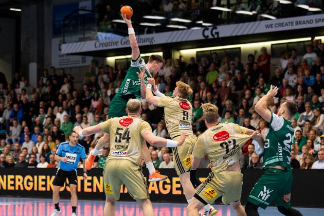 Oskar SUNNEFELDT FRISCH AUF Goeppingen, 27 scores a goal, Action, Goal throw FRISCH AUF Goeppingen FAG vs TSV Hannover Burgdorf HAN , Handball, Men, Daikin Handball Bundesliga HBL , Matchday 7, Season 2025 2026, 04 10 2025 FRISCH AUF Goeppingen FAG vs TSV Hannover Burgdorf HAN , Handball, Men, Daikin Handball Bundesliga HBL , Matchday 7, Season 2025 2026, 04 10 2025 Goeppingen Copyright: xEibnerxPressefoto OliverxSchmidtx EP_OST