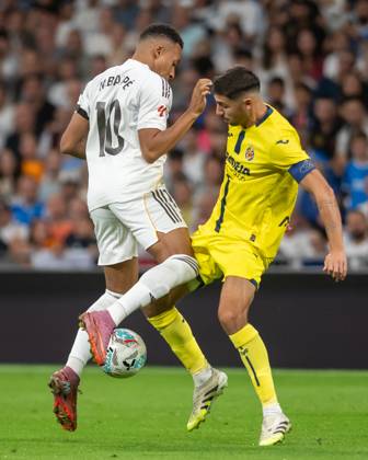 Real Madrid CF™s Kylian Mbappe (l) and Villarreal CF s Santi Comesana during La Liga match. October 4, 2025. (2025100438)
